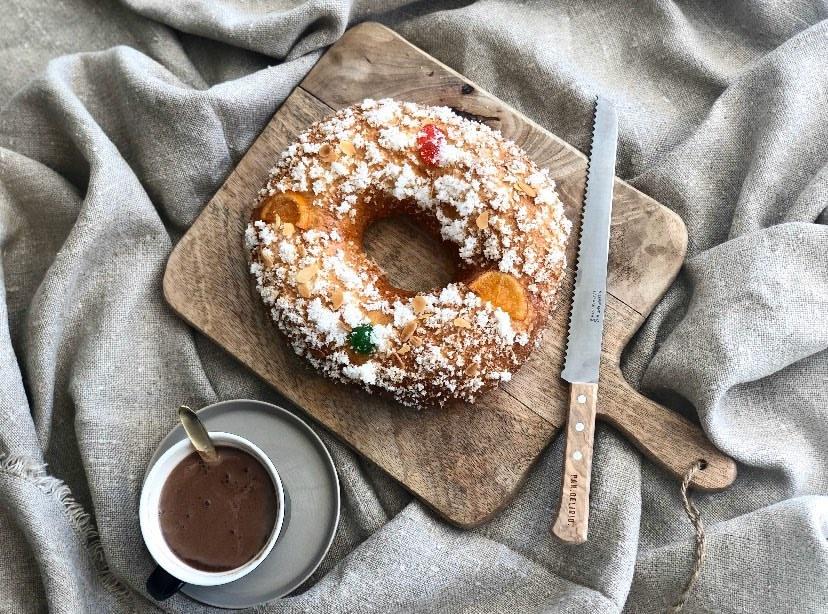 Roscón de Reyes, the Spanish sweat bread topped with candied fruits and almonds 